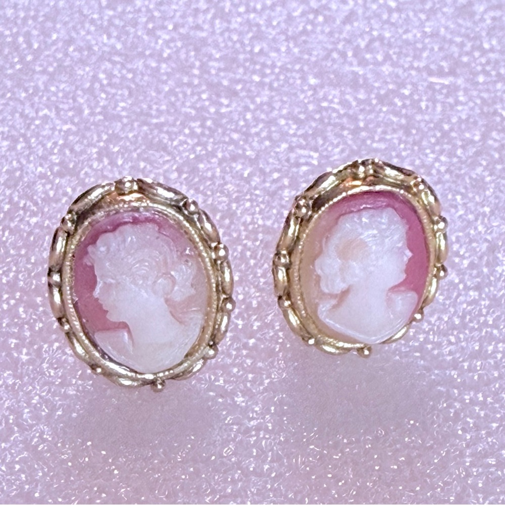 Vintage Gold Tone Cameo Clip On Earrings